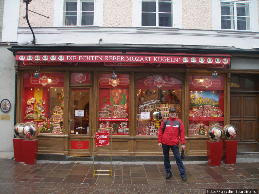 Магазин ,где продаются знаменитые конфеты находится на площади Альдермаркт. Зальцбург, Австрия