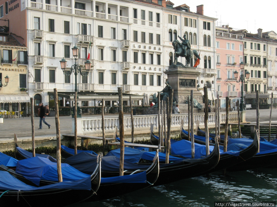 Гондолы ждут своих туристов. Венеция, Италия