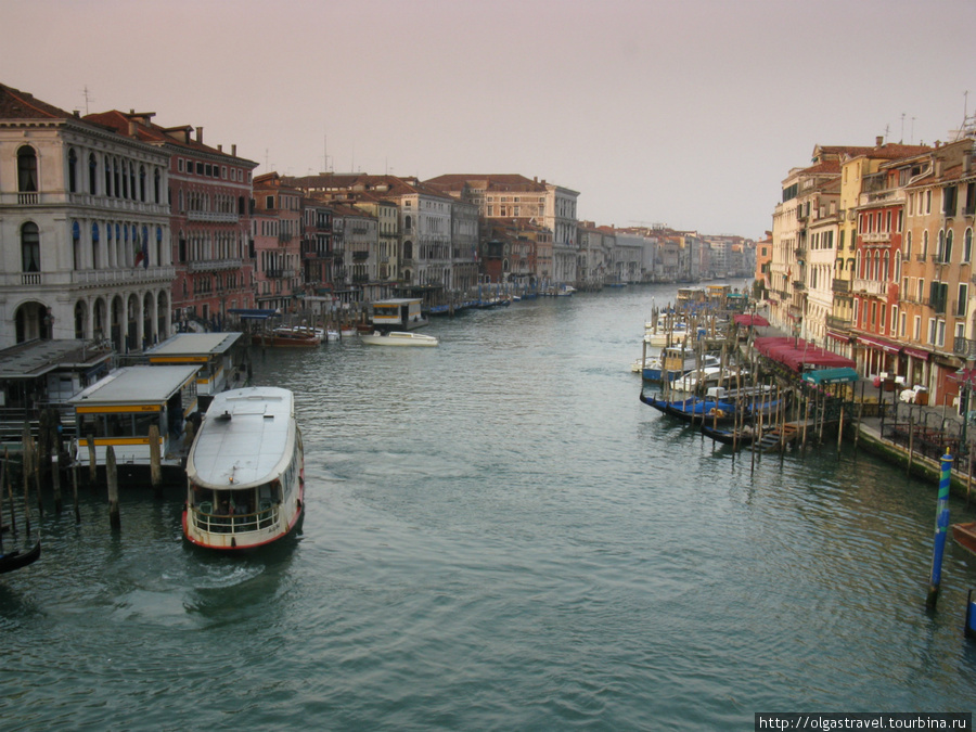 По городу можно перемещаться на водном автобусе... Венеция, Италия