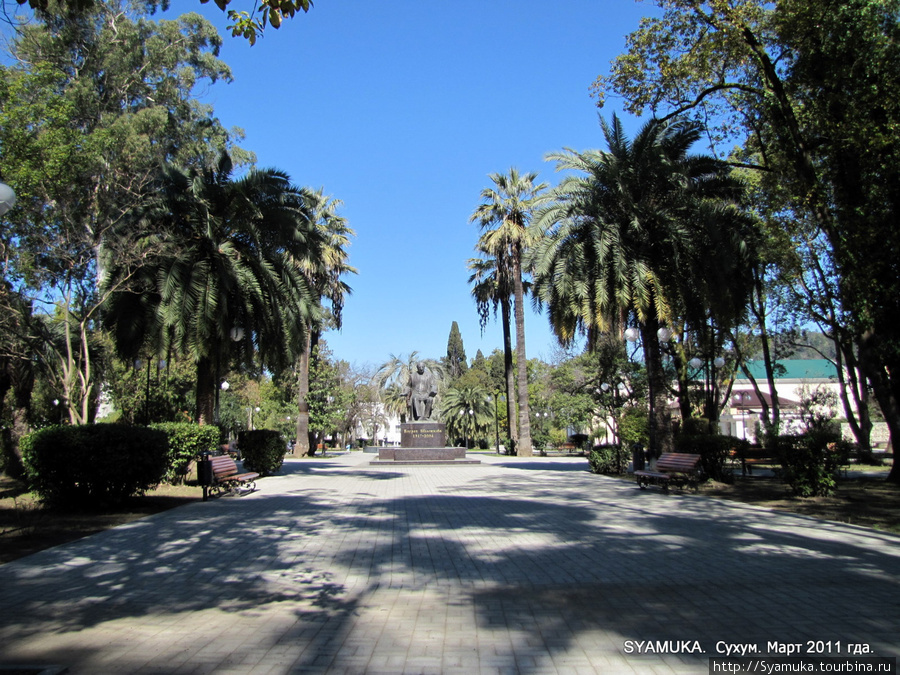 К сухумской набережной примыкают скверы с фонтанами, скульптурами и памятниками. Сухум, Абхазия