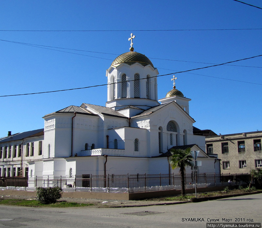 Благовещенский кафедральный собор. Так называется бывшая Греческая церковь Святого Николая, построенная в 1909-1917 годах.
В соборе еще идет реставрация, но он действующий.