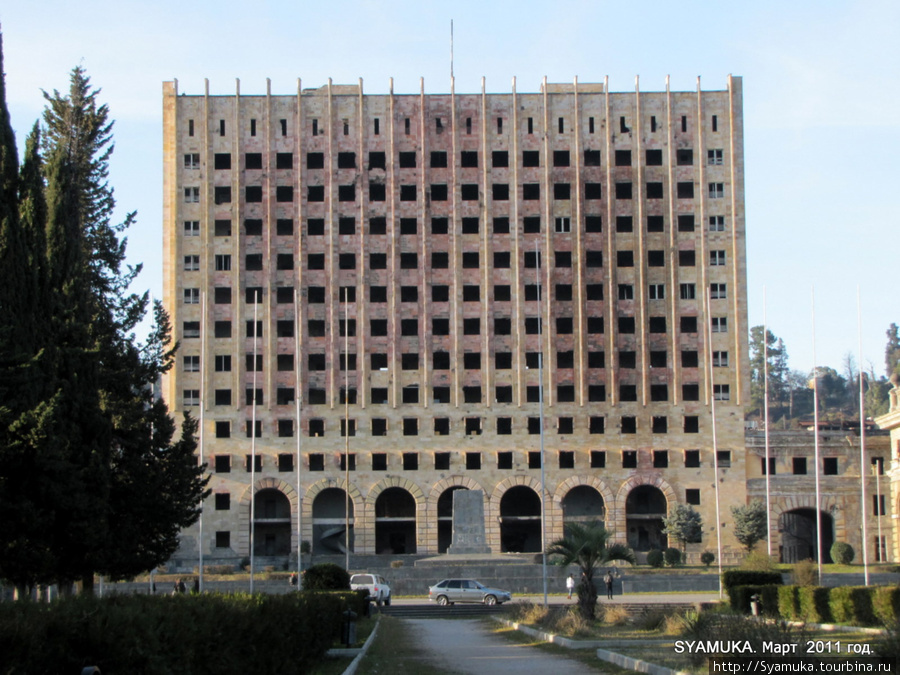 Бывший Дом правительства на Площади Свободы. Сухум, Абхазия