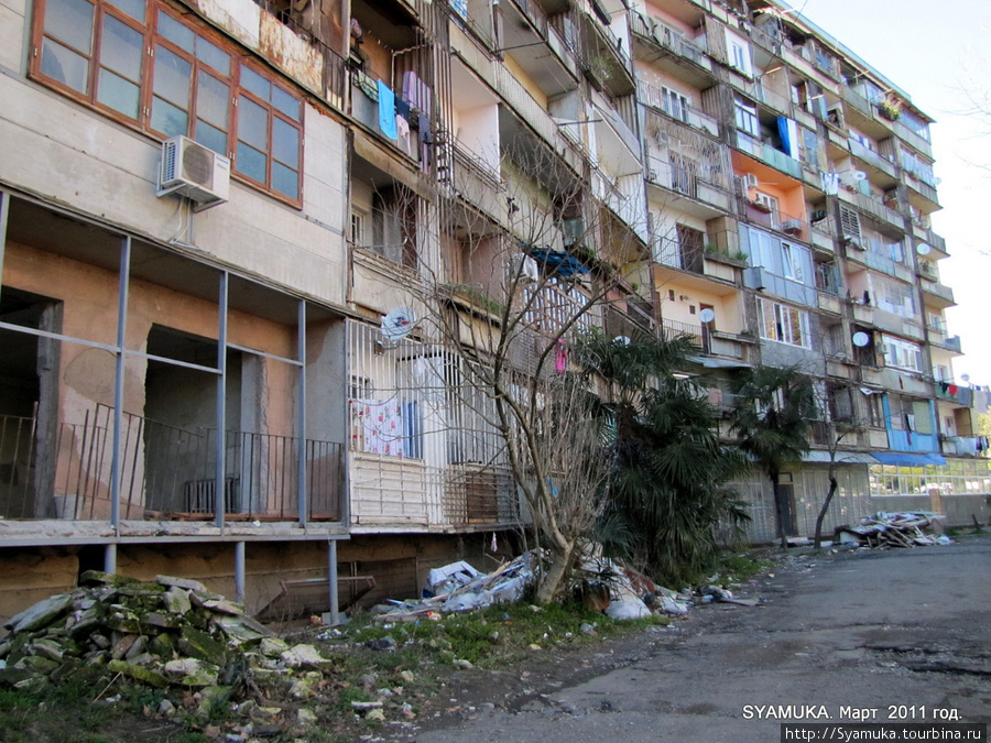 В городе еще много поврежденных зданий. Сухум, Абхазия