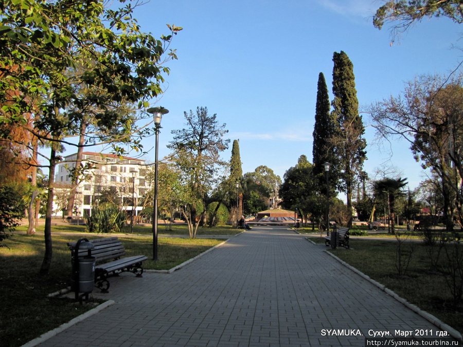 В центре города, недалеко от проспекта Мира, находится Парк Славы, где поставлен памятник Погибшим во время грузино-абхазской войны 1992 — 1993 гг. — место скорби и гордости жителей республики. Сухум, Абхазия