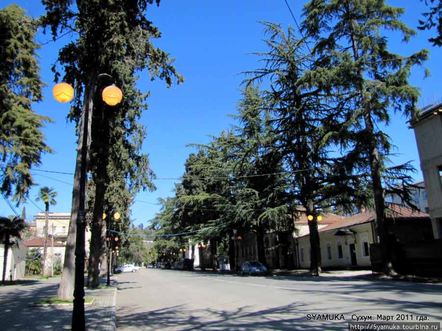 Даже солнечным днем освещаются улицы... Сухум, Абхазия