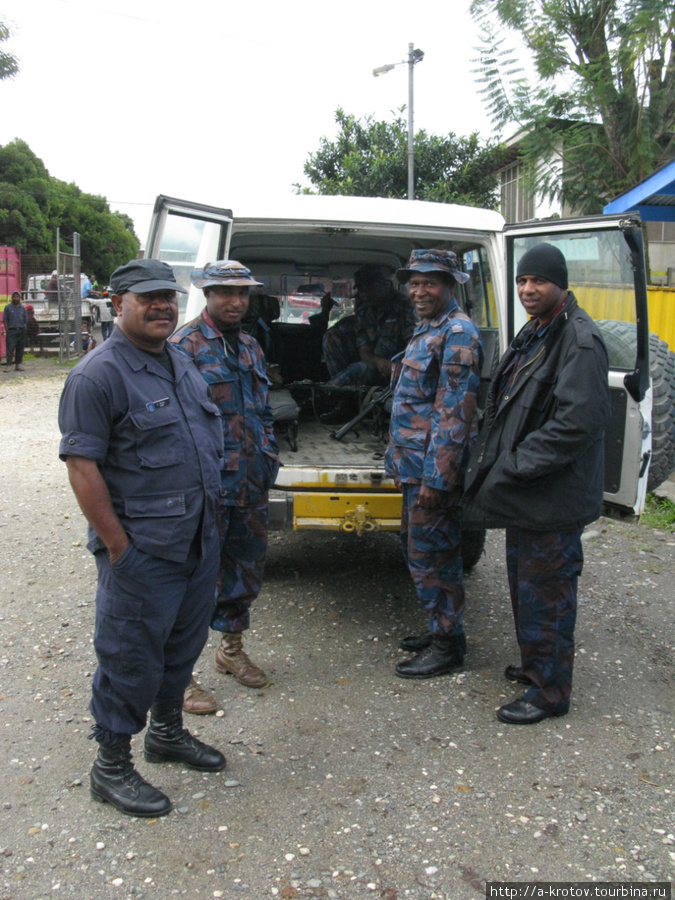 Автостопом на полицейской машине, по вайгарской дороге Провинция Симбу, Папуа-Новая Гвинея