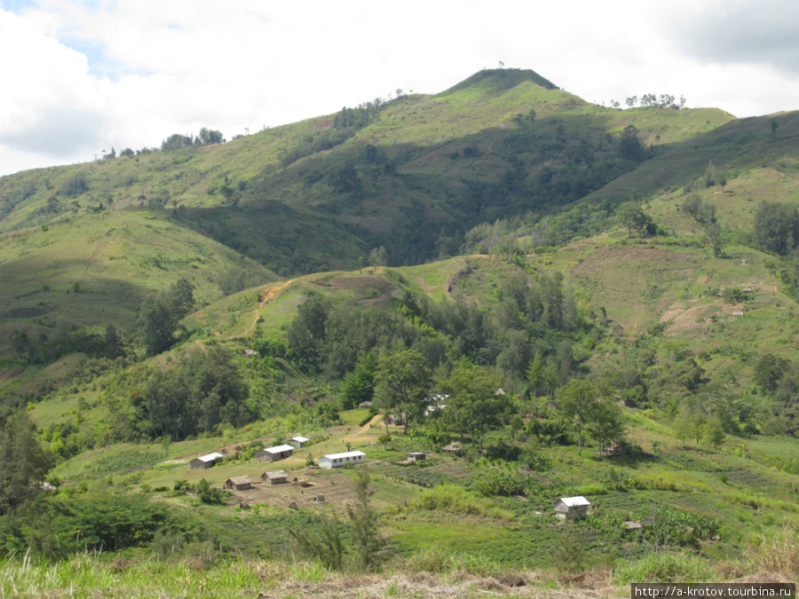 Большое папуасское село Вайгар Провинция Симбу, Папуа-Новая Гвинея