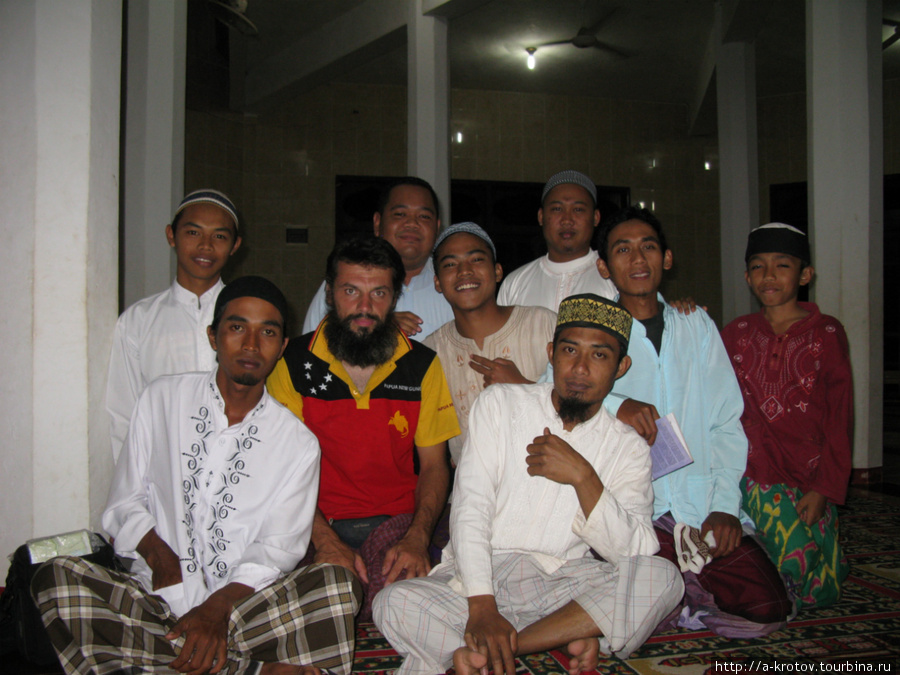 С обитателями мечети Мерауке, Индонезия