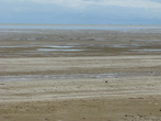 Море тут очень мелкое, поэтому с набережной, во время отлива, видна только грязь
