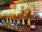 Китайским божествам презентуют еду, консервы