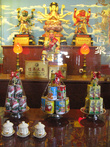 Китайским божествам презентуют еду, консервы