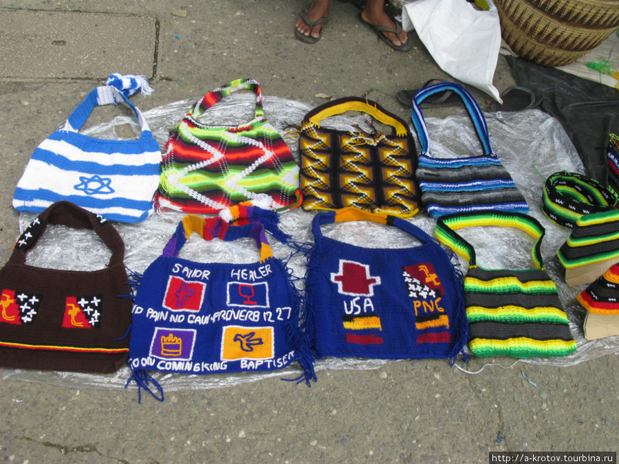 Скромная уличная торговля сумками Лае, Папуа-Новая Гвинея