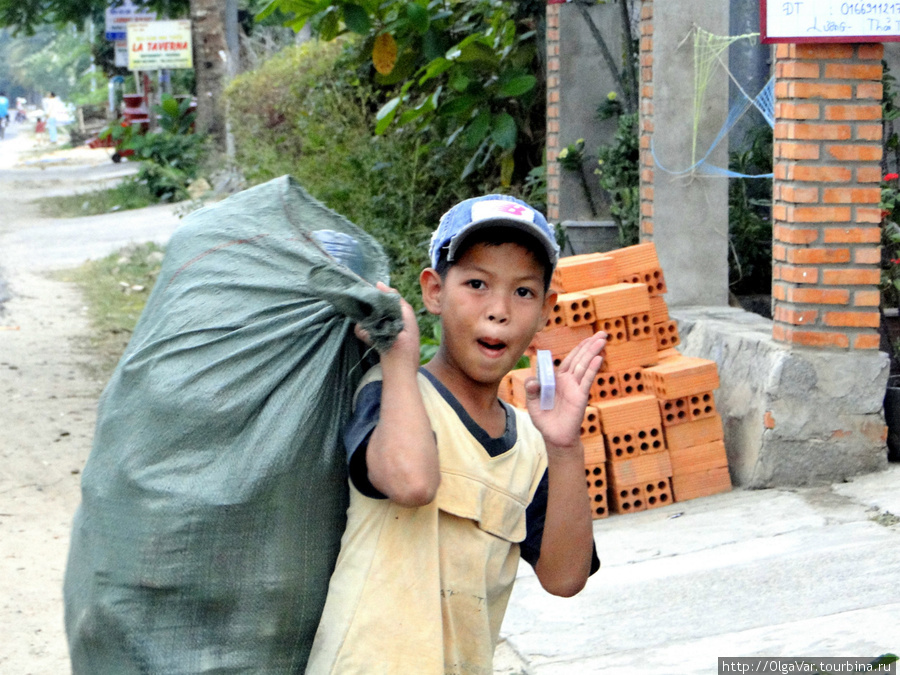 Правильно! К сбору мусора привыкай с детства... Муй-Не, Вьетнам