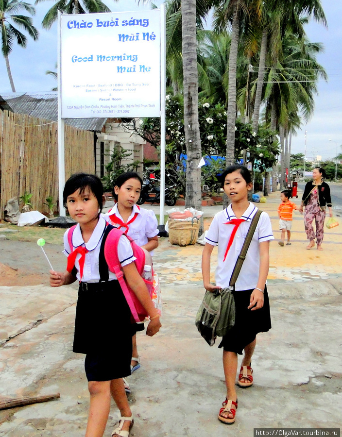 Счастливые пионеры — уроки закончились Муй-Не, Вьетнам