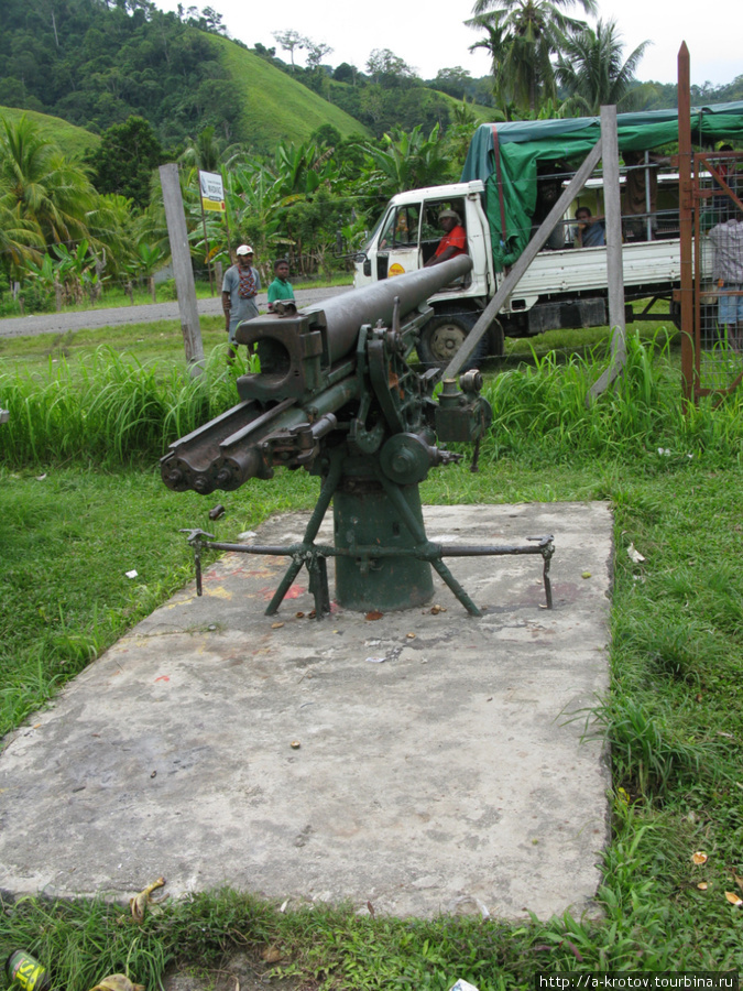 В центре Богии — мемориальные пушки времён Второй Мировой Богия, Папуа-Новая Гвинея