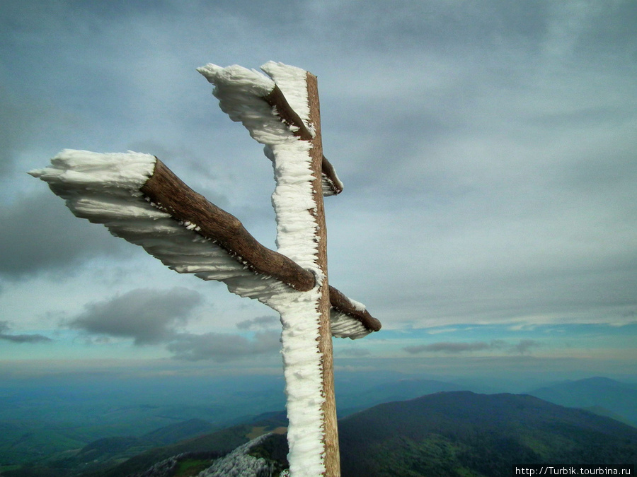 крест на вершине г. Пикуй Закарпатская область, Украина