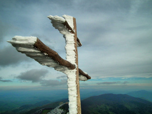 крест на вершине г. Пикуй