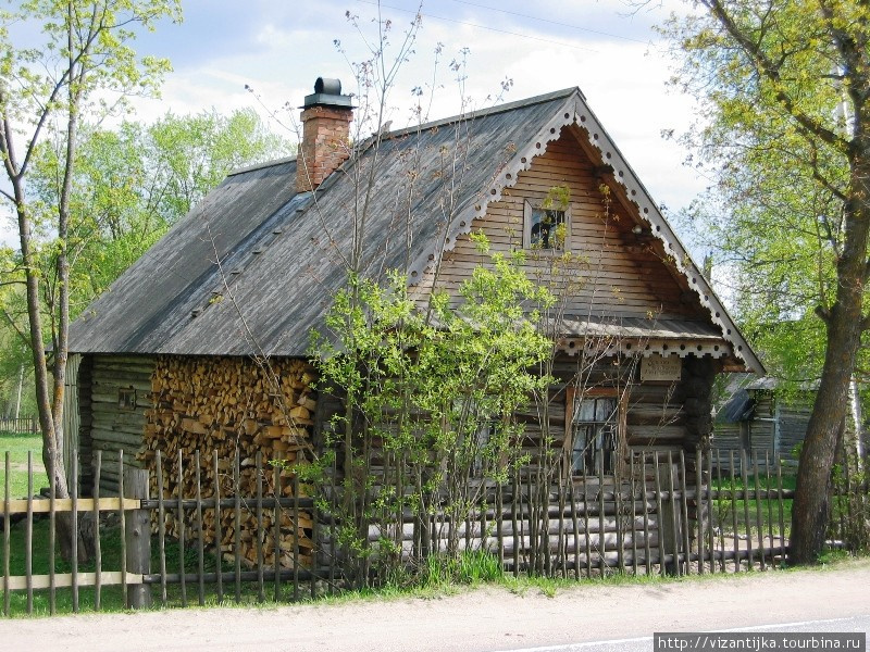 2011г. Дом-музей, вид сбоку. Кобрино, Россия