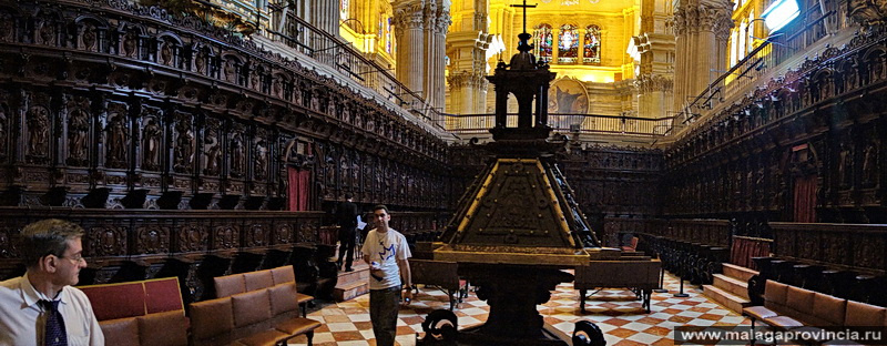 Два ряда искуснейшим образом вырезанных хоров с 42 фигурами, изваянными Педро де Мена, Луисом де Варга и Хосе Альферо. Малага, Испания