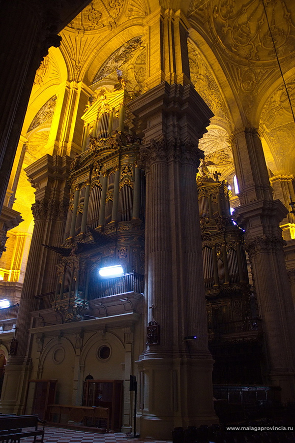 Прямо в центре собора:
Два!!! огромных органа 18-го века из 4000 труб Малага, Испания