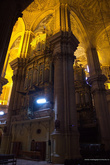 Прямо в центре собора:
Два!!! огромных органа 18-го века из 4000 труб