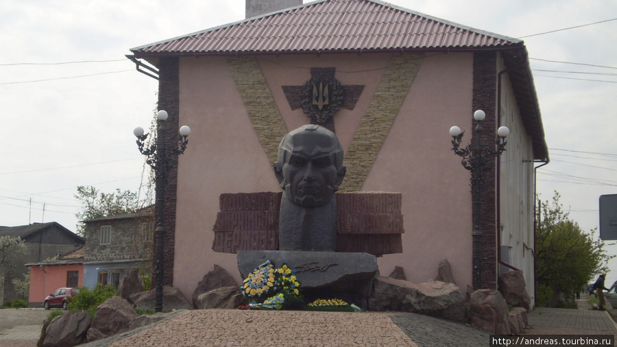 Памятник Степану Бандере в Городенке Бучач, Украина