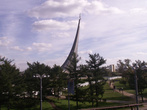 Монумент — обелиск Покорителям космоса. Открыт в 1964 г. Высота монумента – 100 м, вес – 250 т.