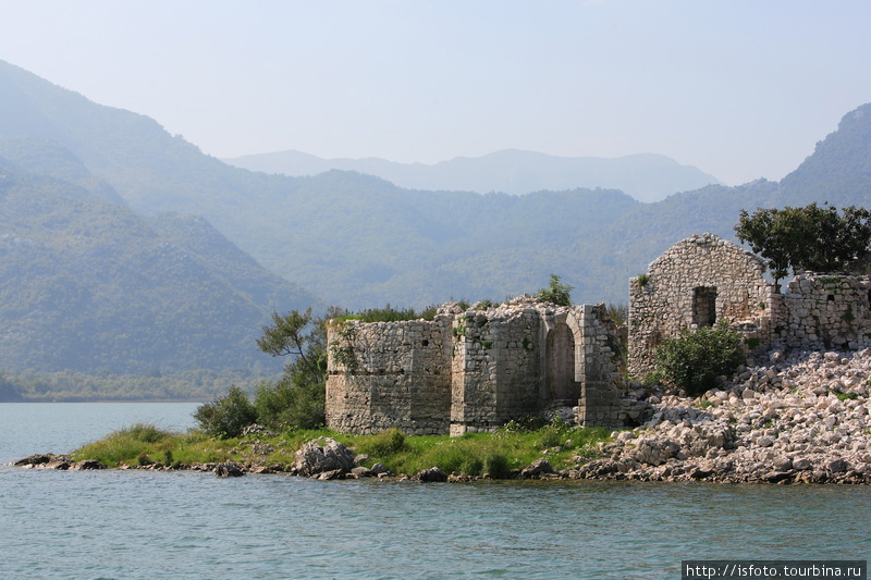 На Скадарском озере. Руины старой тюрьмы — местный Алькатрас. Будва, Черногория