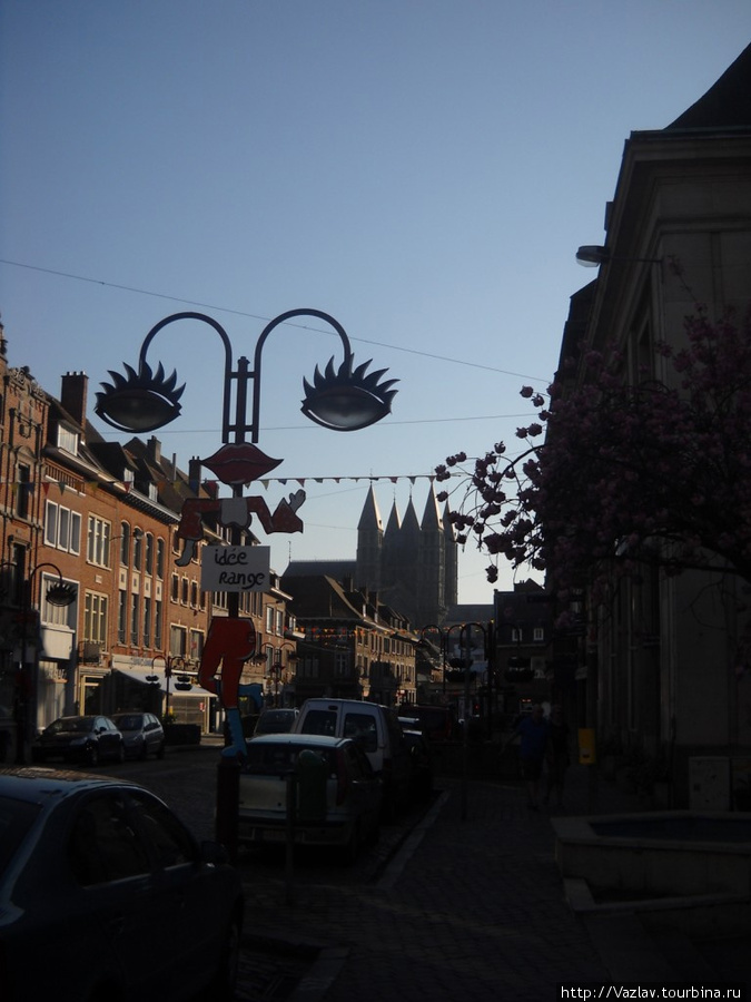Характерный силуэт собора возвышается над городом Турнэ, Бельгия