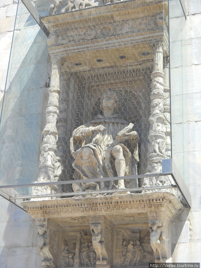 Одна из скульптур Комо, Италия