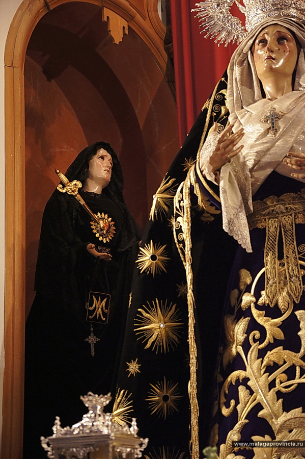 слева: Virgen de Servitas Малага, Испания