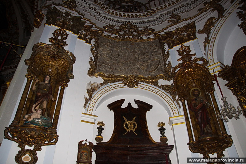 слева: Arcangel San Rafael, справа: San Judas Tadeo, покровитель работы и свершений невозможных Малага, Испания