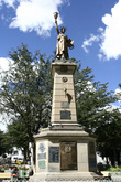 На центральной площади стоит а-ля статуя свободы