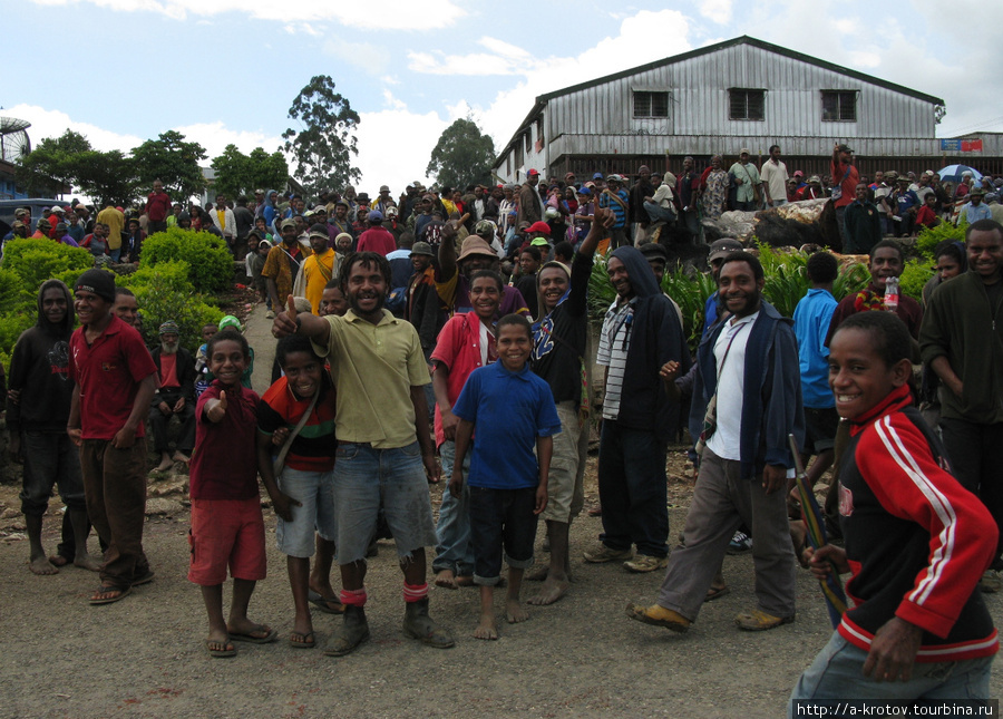 Сотни жителей провинции Енга, увидев впервые близко от себя вайтмена, были очень рады Менди, Папуа-Новая Гвинея