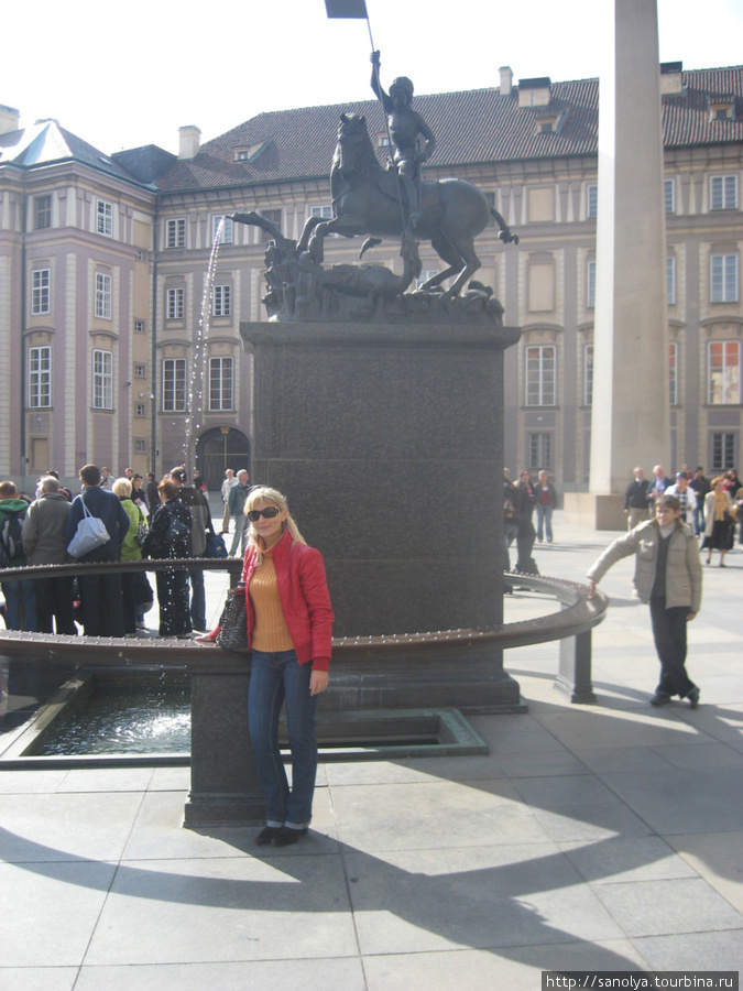 Памятник Георгию Победоносцу на площади близ Собора Св. Витта Прага, Чехия