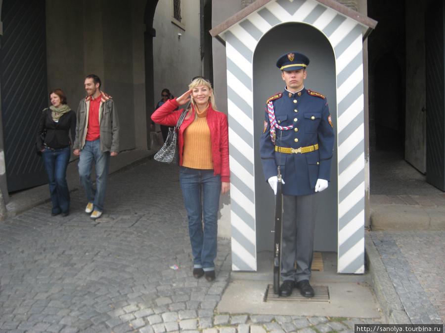 Каждый уважающий себя турист-путешественник, наверное, считает своим долгом испробовать эту тяжкую ношу — охранять Президентсткий (или Королевский) дворец ;-)
Прага, Градчаны Прага, Чехия