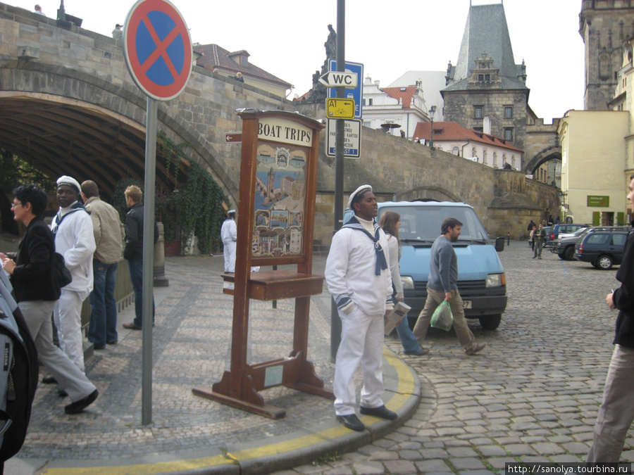 Эти морячки зазывают желающих прокатиться на катере по Влтаве Прага, Чехия
