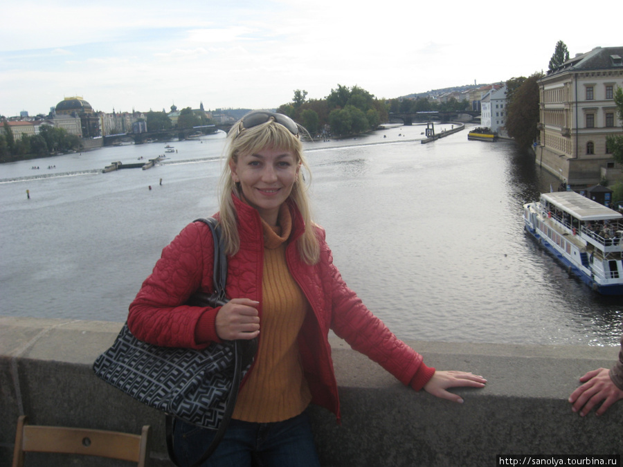 На Карловом мосту, за мной — Влтава Прага, Чехия
