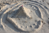 Строим пирамиды из белого песка