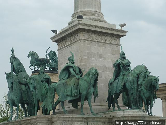 Венгерские вожди у подножья колонны на Площади Героев. Почему-то Властелин колец вспомнился... Будапешт, Венгрия