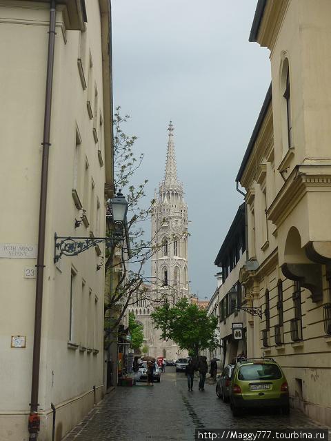 Улочка в Буде. Вдалеке — церковь св. Матьяша Будапешт, Венгрия