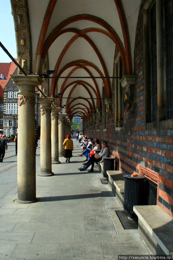 В начале 17 века у ратуши появился фасад с 11 арками. Бремен, Германия
