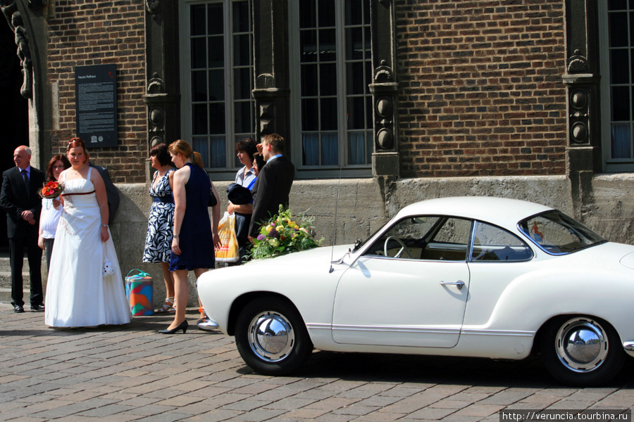 У входа в ратушу мы увидели немногочисленную, но эффектную свадьбу. Бремен, Германия