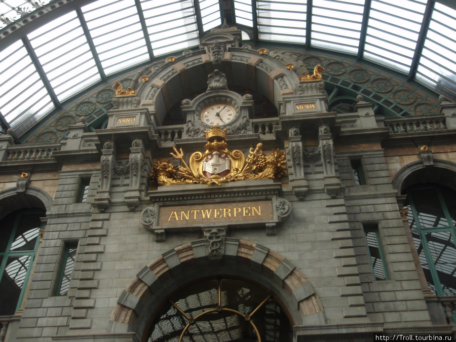 Даже и не поймешь без контекста — это замок или все же вокзал? Антверпен, Бельгия