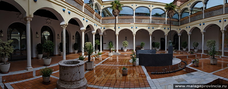 Внутренний дворик примыкающего к церкви госпиталя. Войти можно свободно с левой строны церкви Малага, Испания