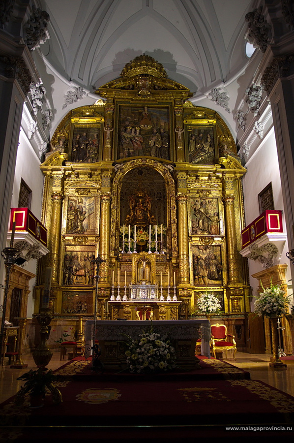 главный алтарь 17 века с изображением различных эпизодов из жизни Св. Франциско де Паула Малага, Испания