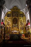 главный алтарь 17 века с изображением различных эпизодов из жизни Св. Франциско де Паула