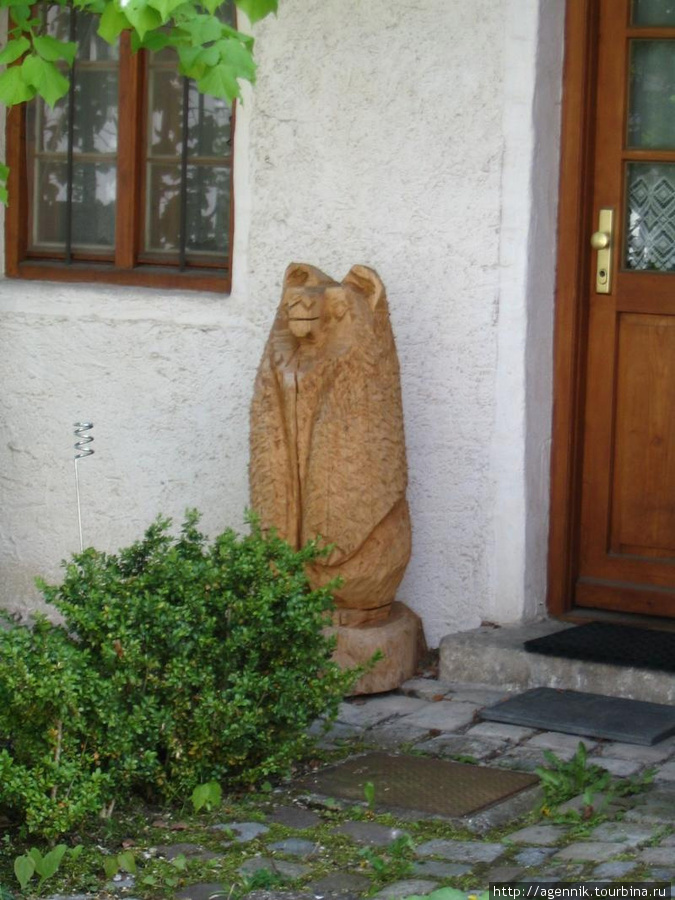 Деревянный медведь у частного дома Земля Бавария, Германия