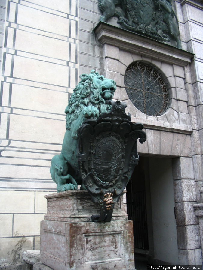 Лев у резиденции Виттельсбахов в Мюнхене Земля Бавария, Германия