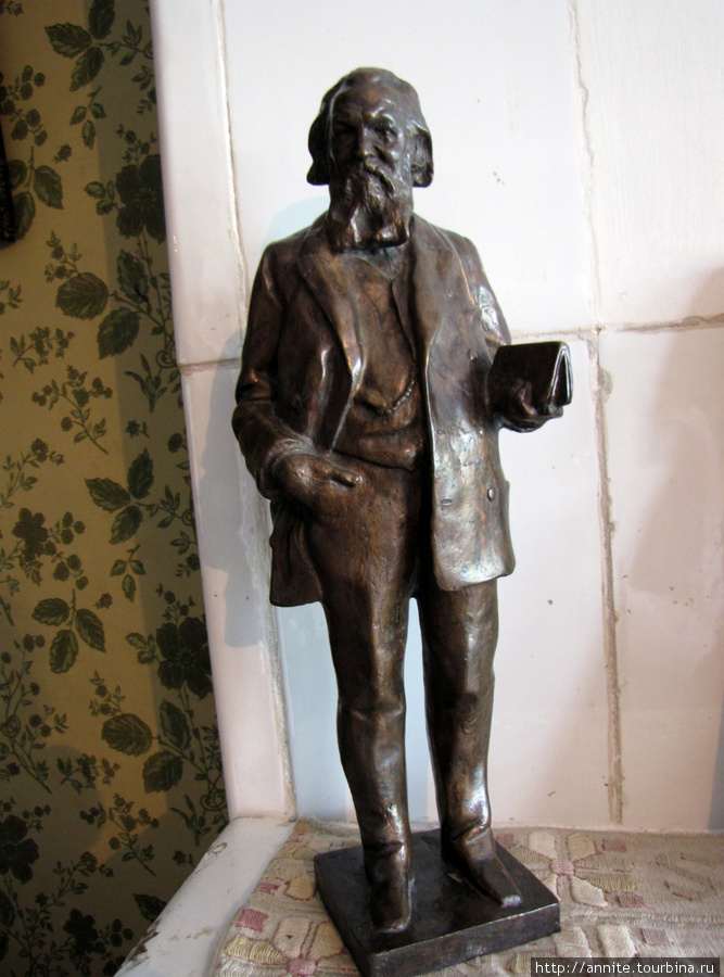 Бронзовая статуэтка А.С. Суворина  (скульптор И.Я. Гинзбург). Была подарена Чехову Сувориным в 1889 г. Мелихово, Россия
